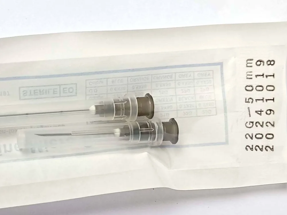 Sachê individual da microcânula fill·k com calibre 22G, comprimento 50 mm, lote e validade impressos